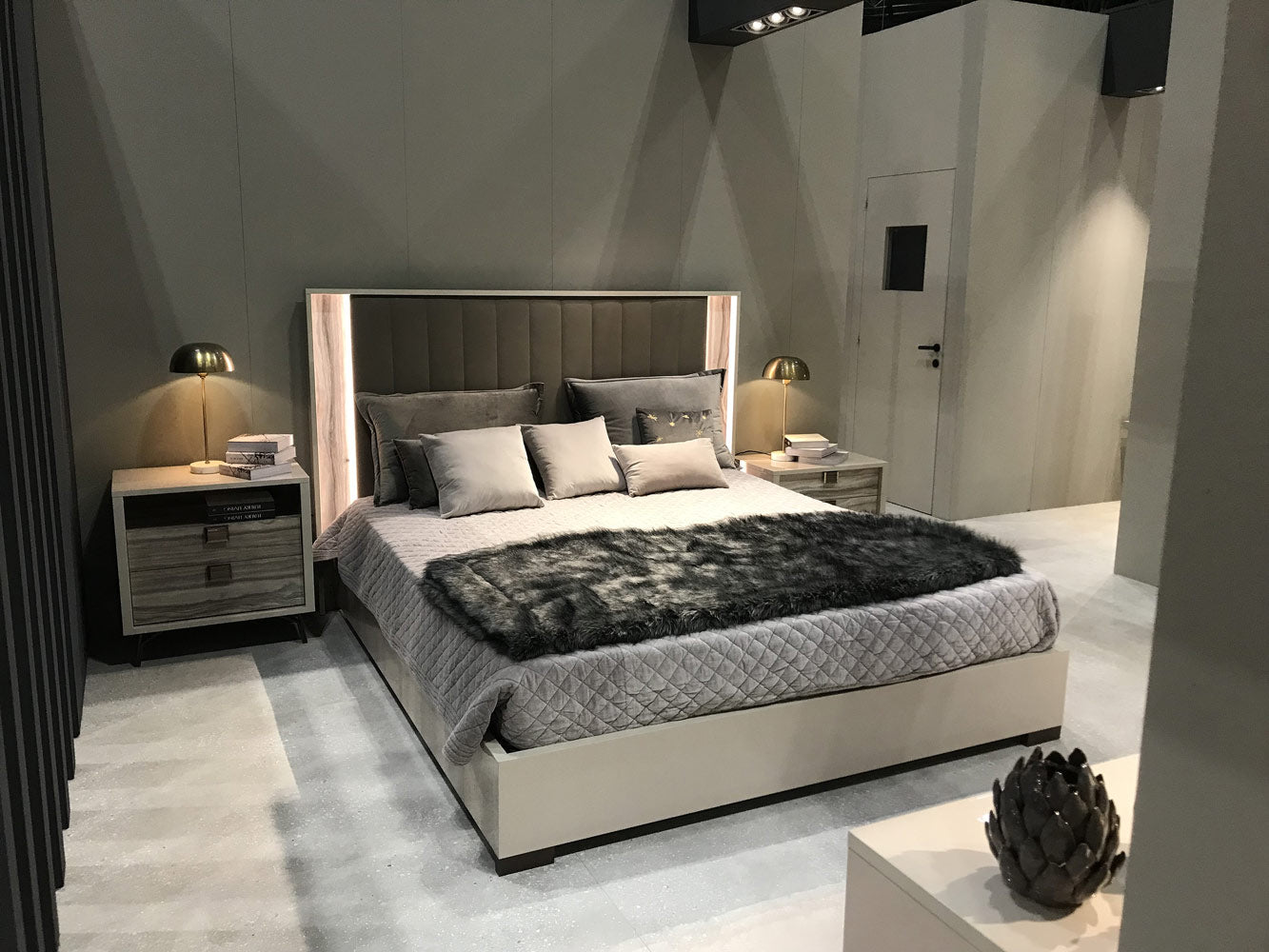 Jupiter Set: Bed, 2 Nighstands, Dresser & Mirror | Floor Model 30% OFF